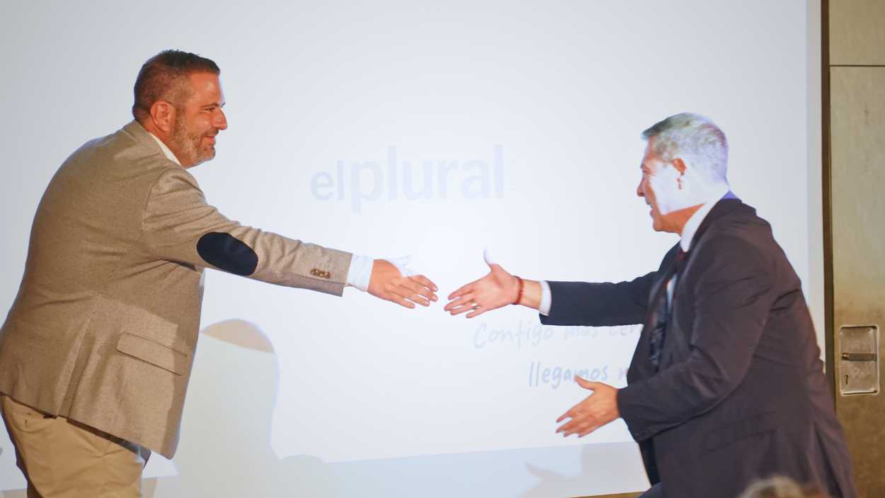 El director de ElPlural.com, Chema Garrido, cede la palabra al presidente de Castilla La Mancha, Emiliano García Page.