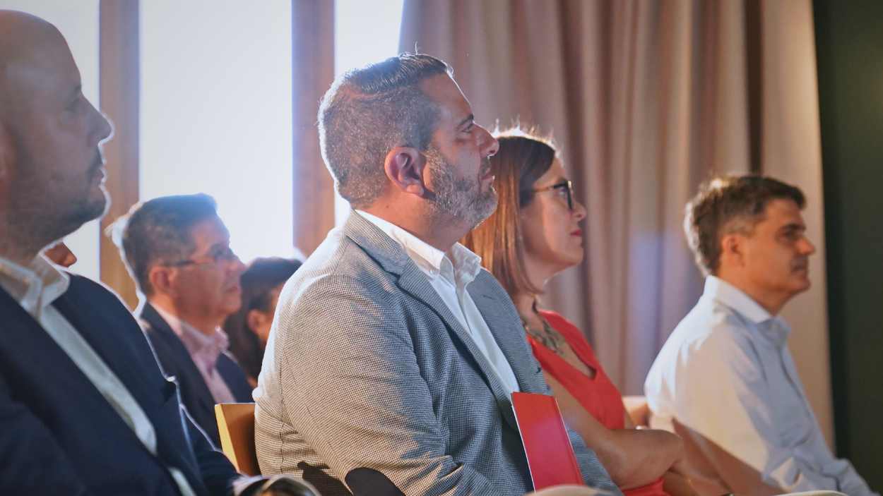 El director de Relaciones Institucionales de ElPlural.com, Marcos Paradinas, el director de ElPlural.com, Chema Garrido, y la consejera portavoz, Esther Padilla, y el teniente de alcalde de Toledo, Juan José Alcalde.