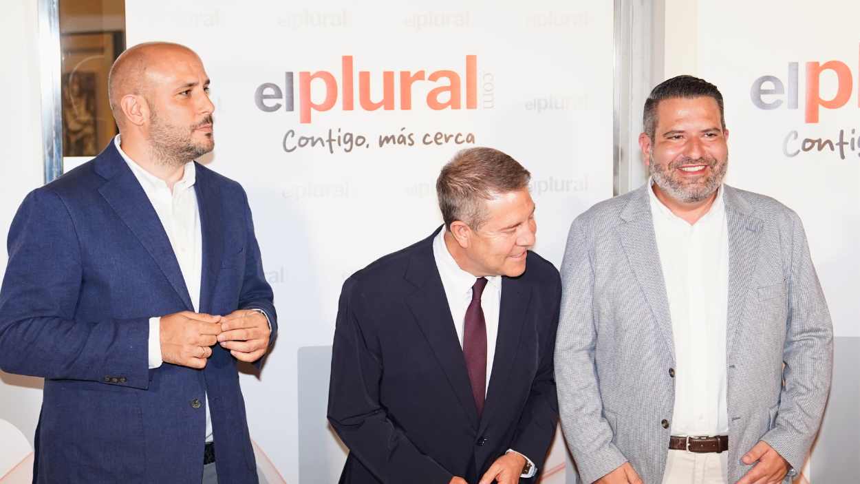 El director de Relaciones Institucionales de ElPlural.com, Marcos Paradinas, el presidente de Castilla La Mancha, Emiliano García Page, y el director de ElPlural.com, Chema Garrido, durante la presentación.