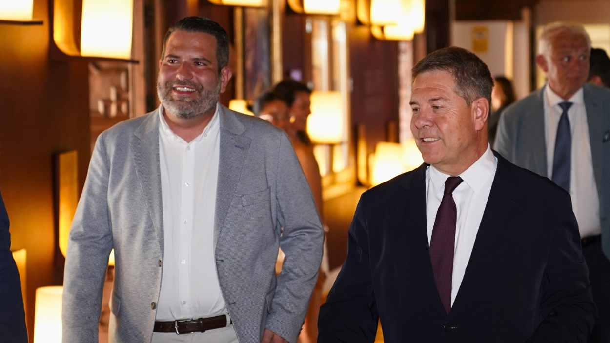 El director de ElPlural.com, Chema Garrido y el presidente de Castilla La Mancha, Emiliano García Page, llegan a la presentación en el Parador de Toledo.