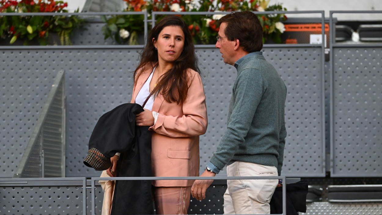 Almeida y Urquijo dan la bienvenida a su hijo. EP.