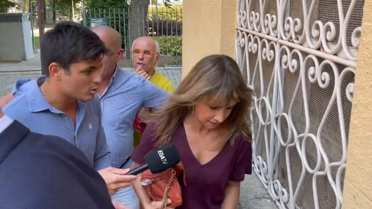 Ana Pardo de Vera acosada por Vito Quiles. Foto de Twitter