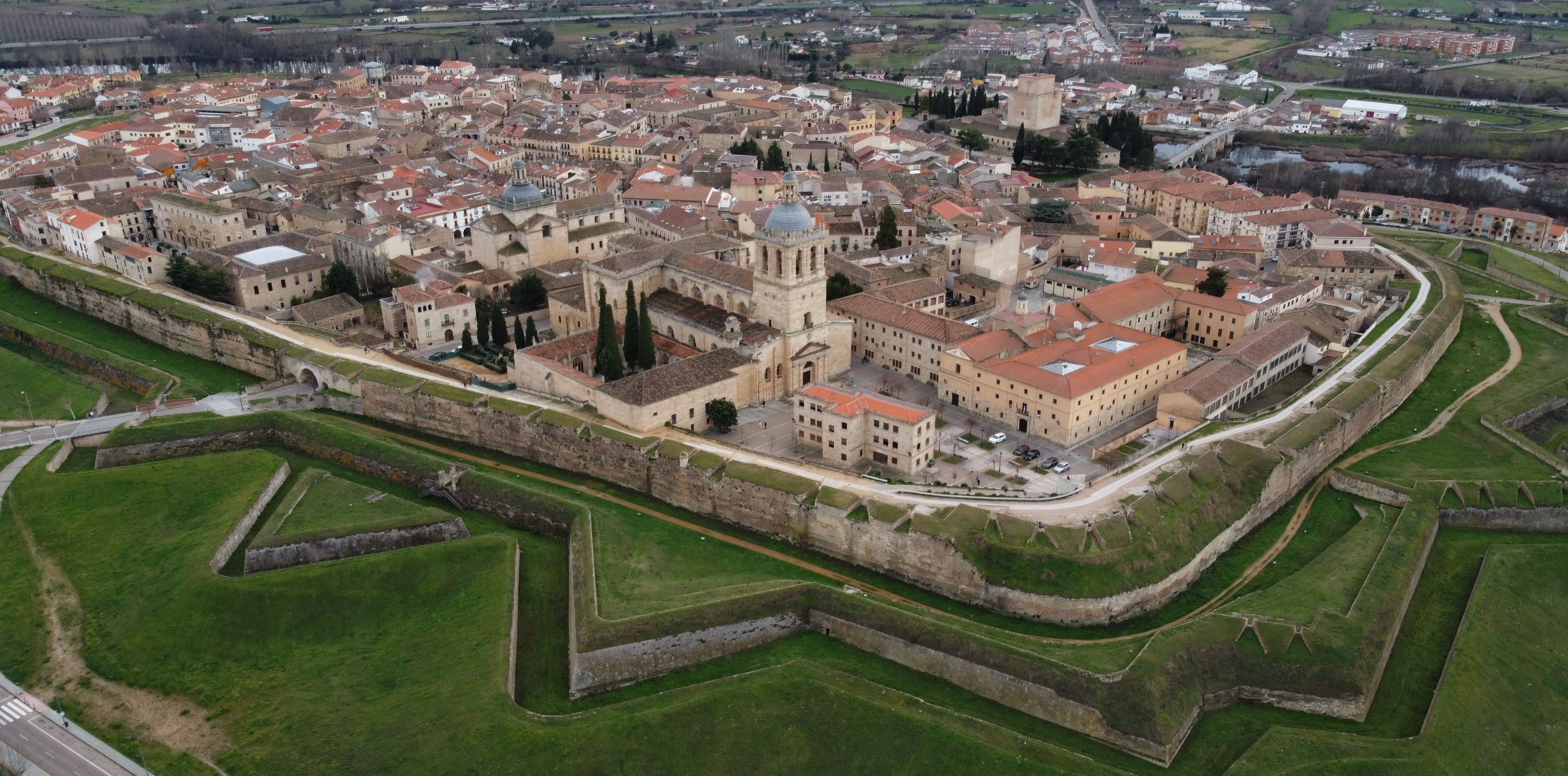 Panorámica de Ciudad Rodrigo, con su imponente muralla y el casco histórico al fondo. PARADORES