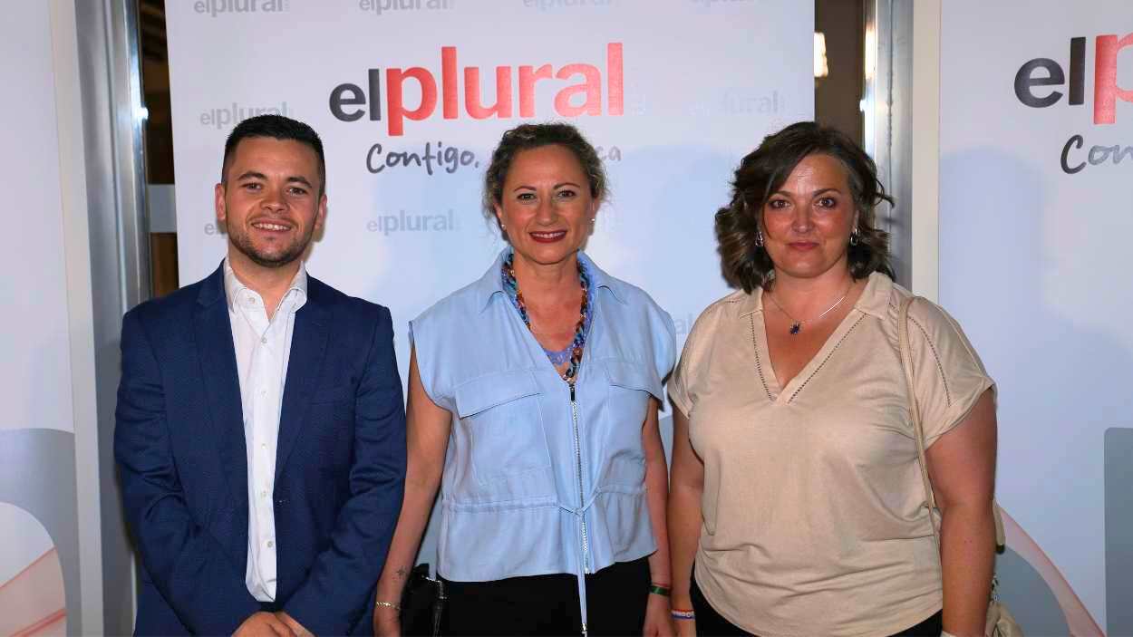 Los diputados Álvaro Toconar y Silvia Fernández, junto a la secretaria primera de la Mesa de las Cortes, Charo García Saco