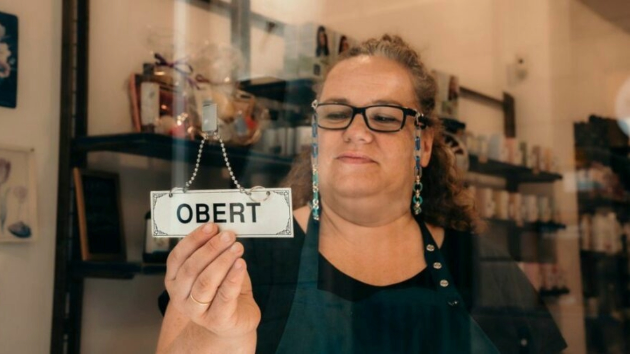 Mujer abriendo un comercio