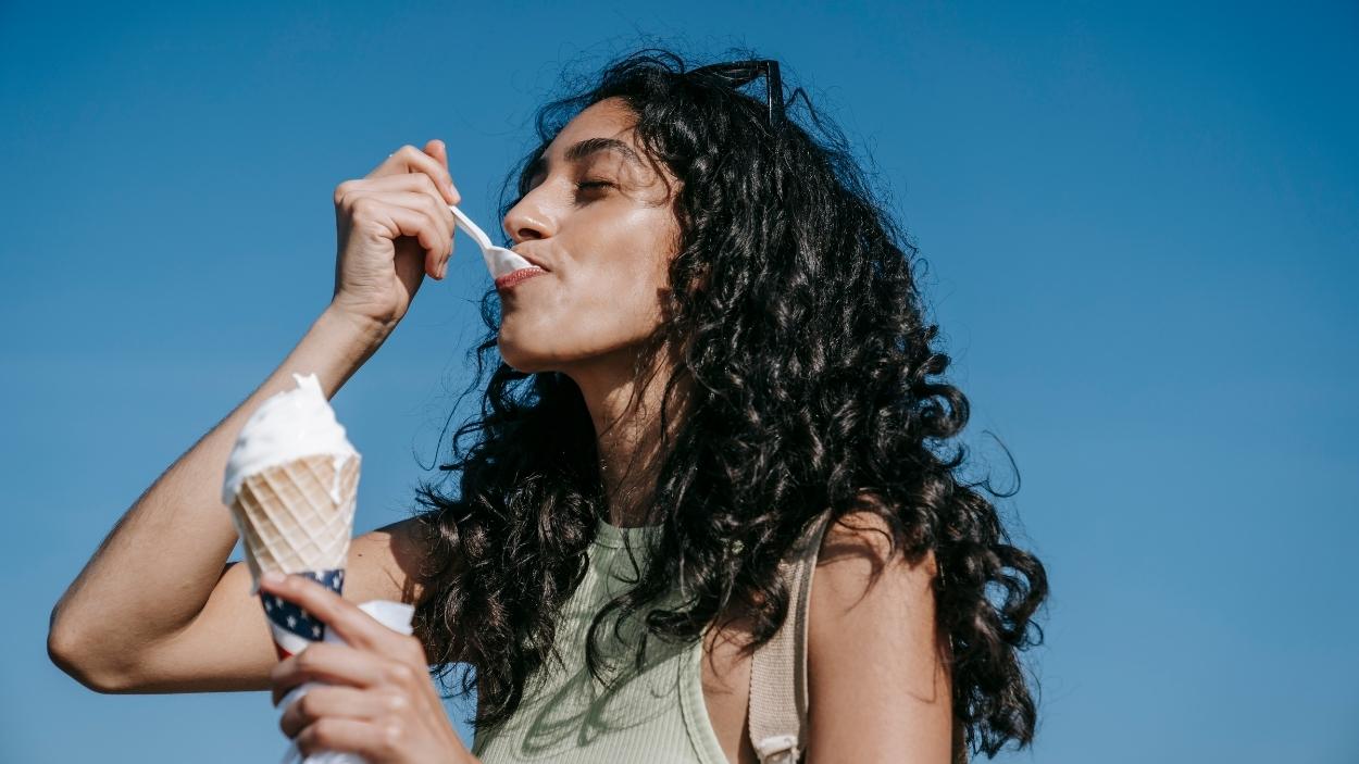 Una mujer come un helado. Canva