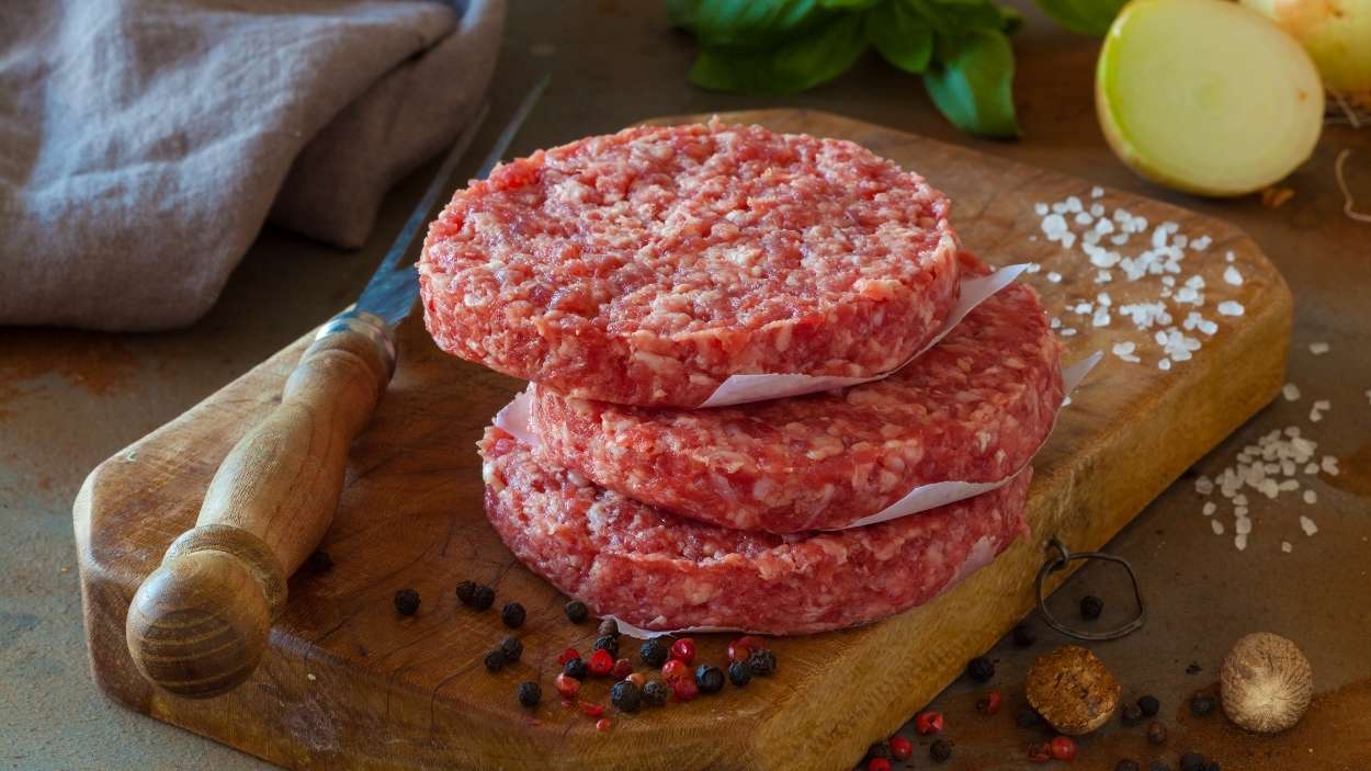 Hamburguesas crudas. Canva