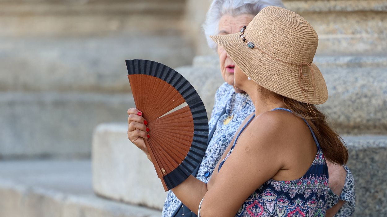Una mujer se abanica durante la ola de calor, a 30 de junio de 2025. EP.