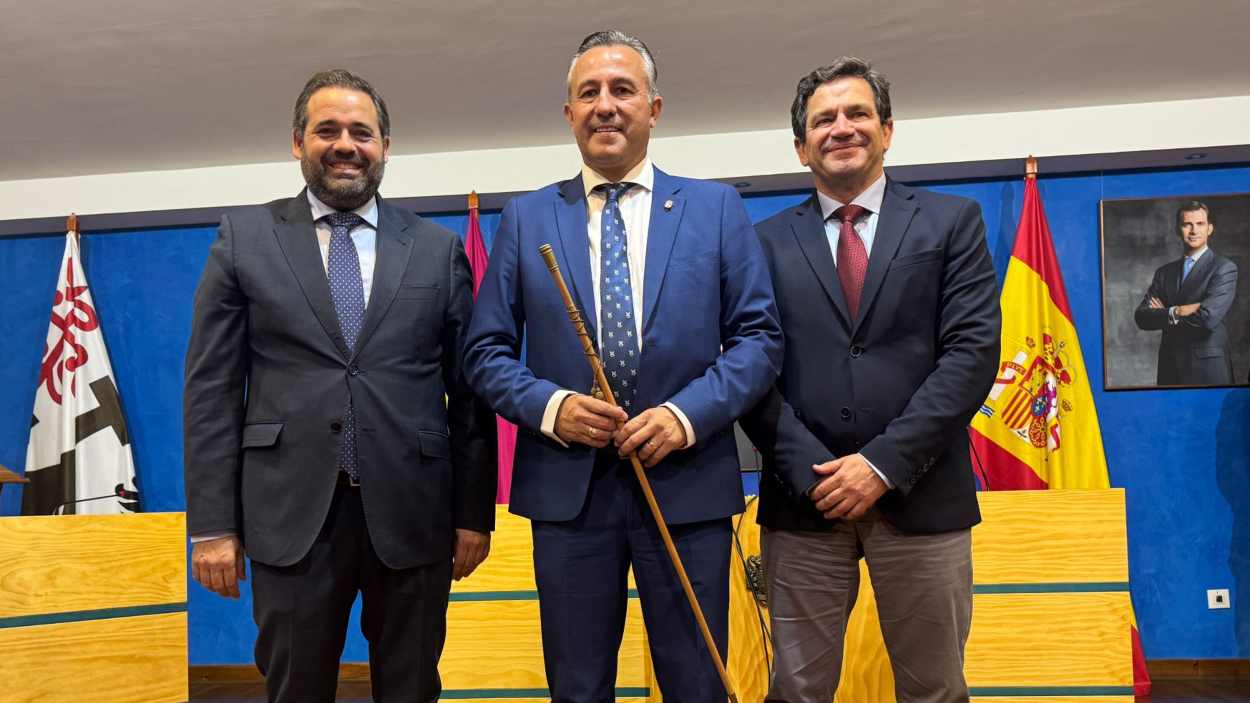 El nuevo alcalde de Malagón, Adrián Fernández, junto a los presidentes regional y provincial del PP, Paco Núñez (i) y Miguel Ángel Valverde (d)