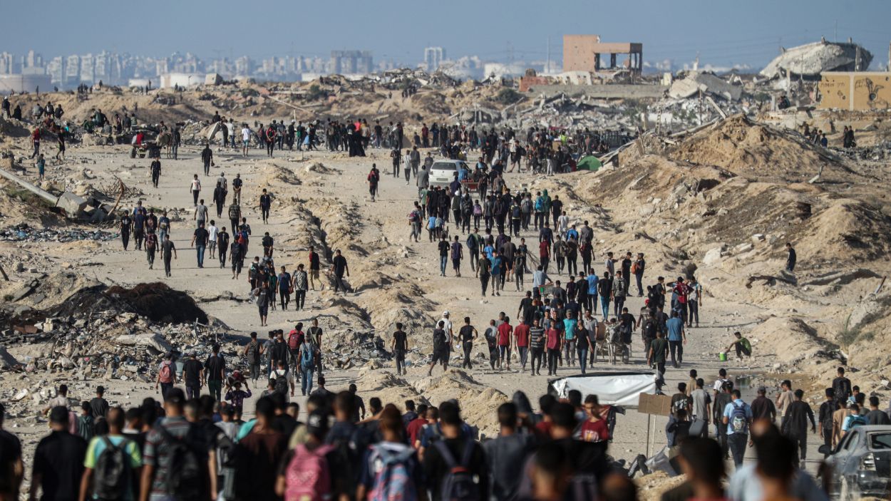 Palestinos se reúnen a lo largo de la carretera costera en la zona de Al-Sudaniyya, en el norte de Gaza, a la espera de ayuda humanitaria. EP.