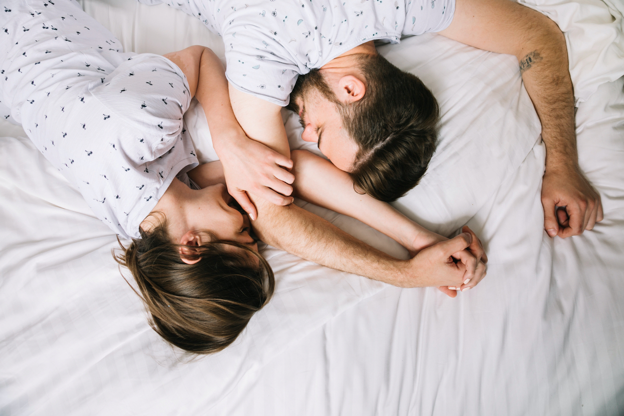 Pareja en la cama / FREEPIK
