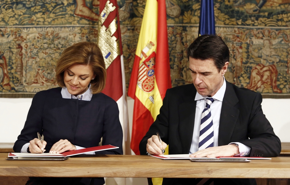 Imagen de la firma del protocolo para el cementerio nuclear en Villar de Cañas por parte de Cospedal y Soria.