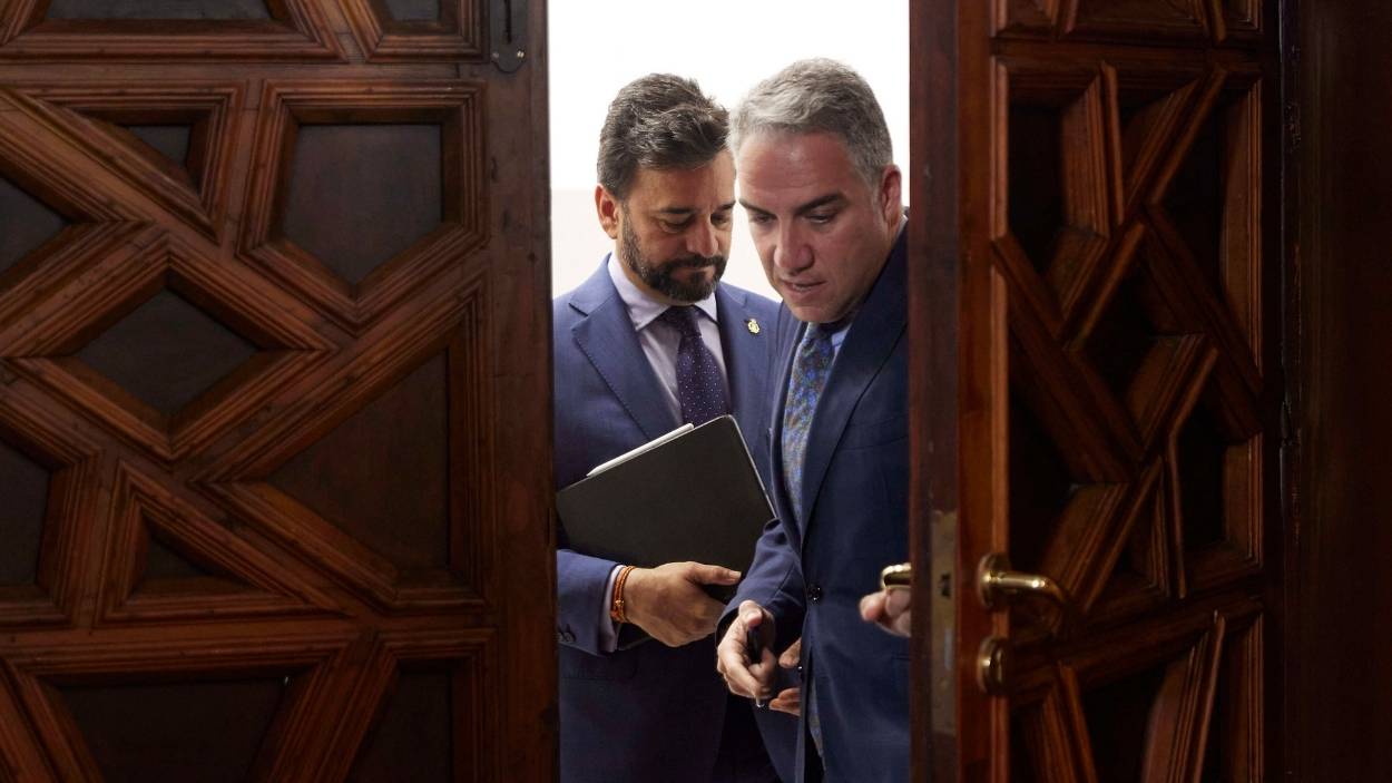 El consejero de Presidencia, Elías Bendodo, junto a el presidente de la Cámara de Cuentas, Manuel Alejandro Cardenete. EP/Archivo.