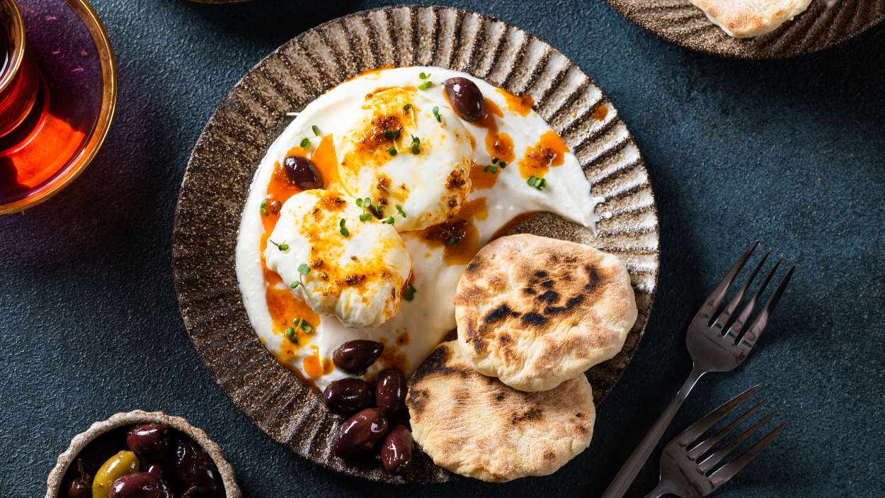 Huevos turcos la receta con yogur, ajo y mantequilla picante que conquista Instagram