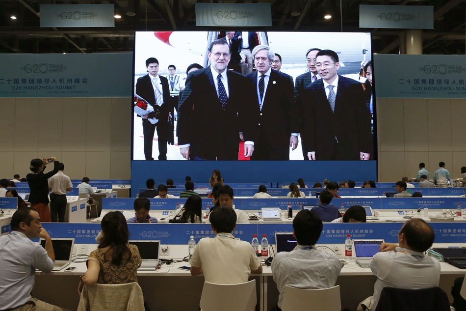 Los periodistas observan desde el centro de prensa la llegada de Rajoy al aeropuerto internacional de Hangzhou Xiaoshan, para participar en la cumbre del G20. 
