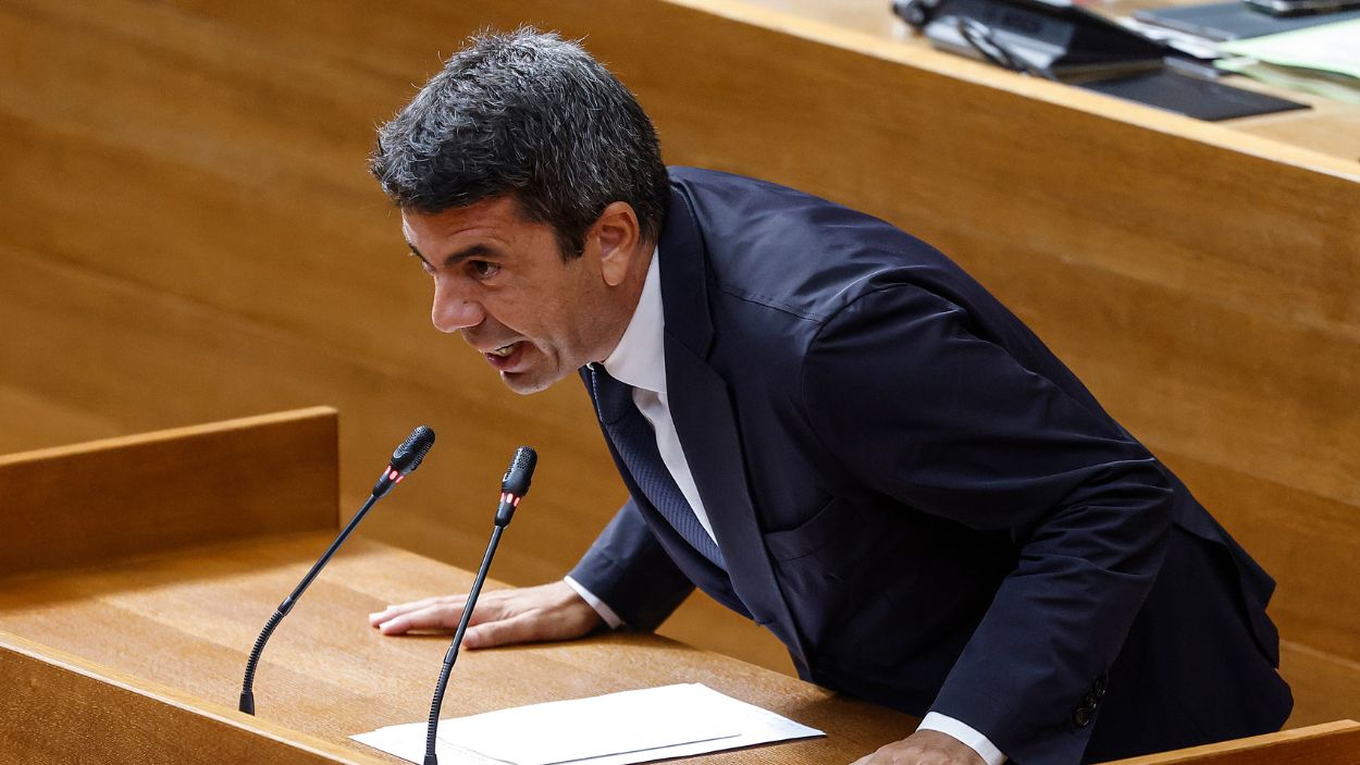 El presidente de la Generalitat valenciana, Carlos Mazón, interviene durante una sesión de control en Les Corts. EP.