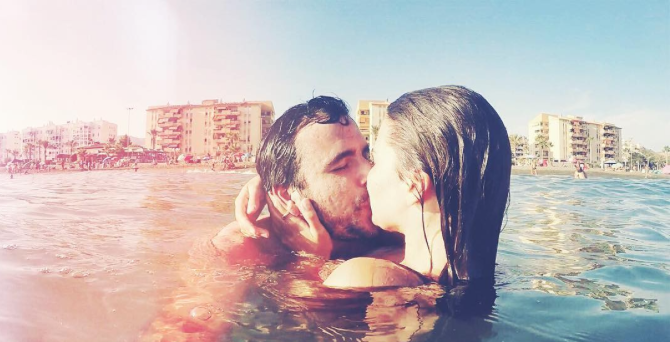 Alberto Garzón junto a su prometida, Anna Ruíz, en una foto subida a Instagram. 