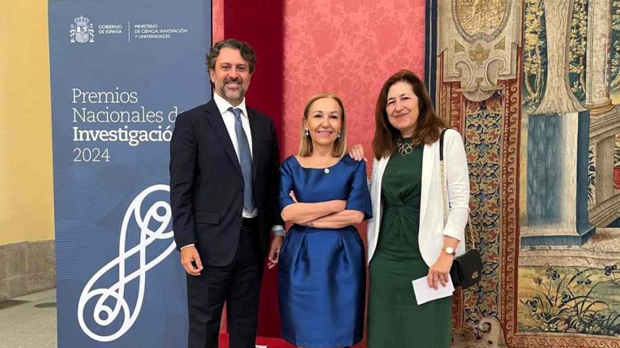 La doctora Ayuso junto al doctor Javier Arcos, gerente de la FJD, y Amaya Mendikoetxea, rectora de la UAM, tras recibir el galardón