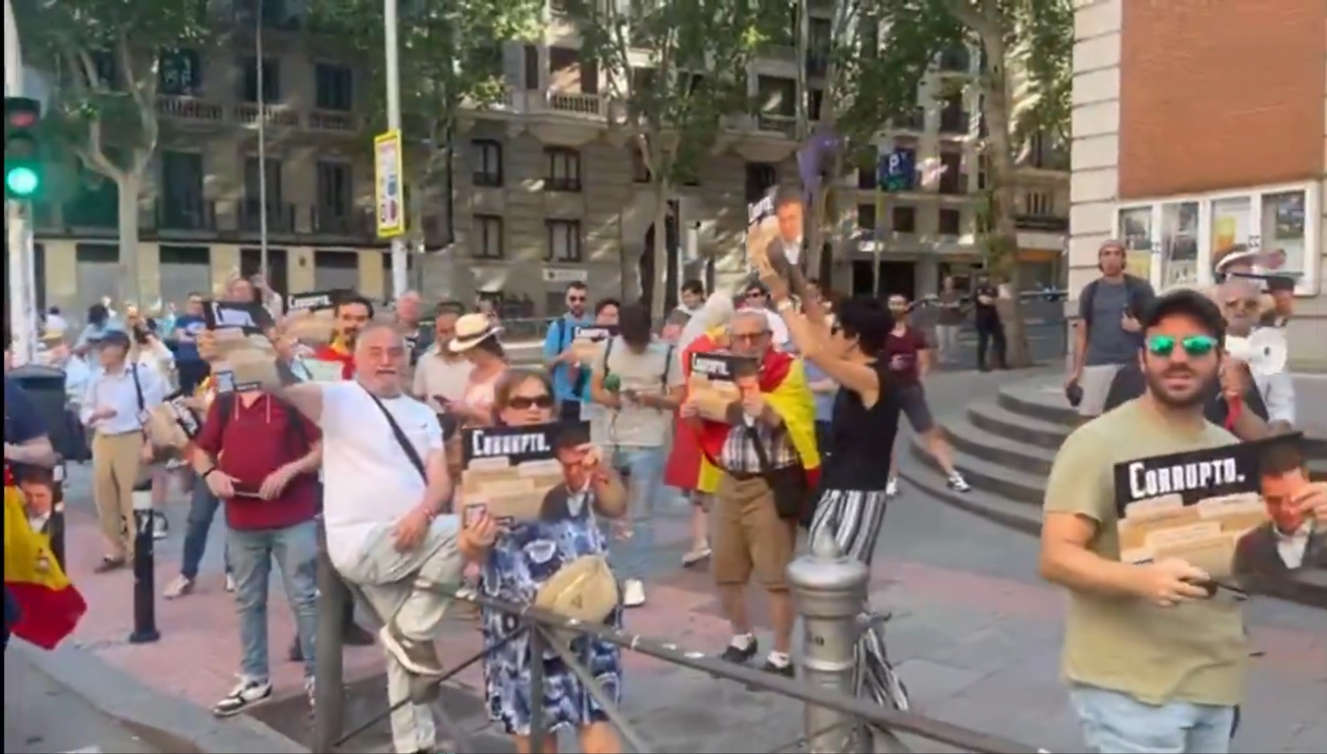 Manifestantes ultraderechistas en la calle Ferraz.