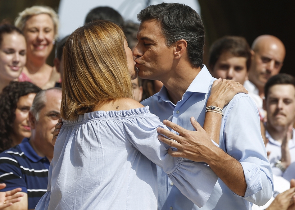 Pedro Sánchez durante la campaña del 25S saludando a la candidata del PSE, Idoia Mendia