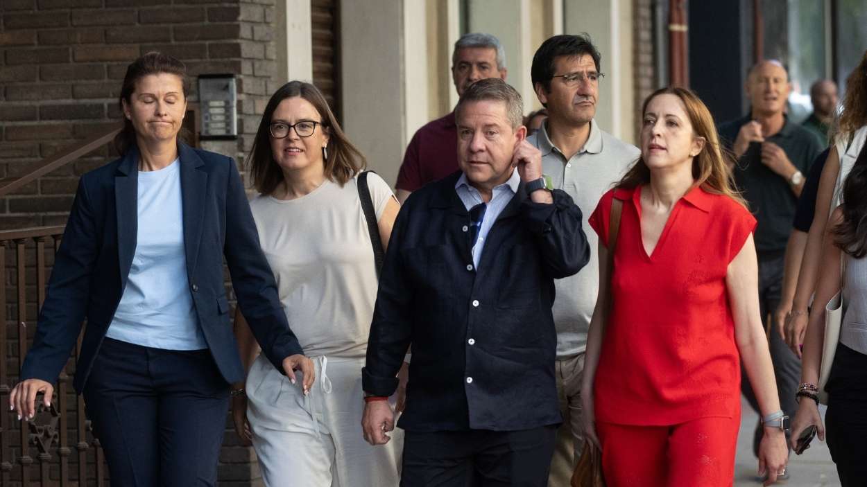 Miembros del PSOE de CLM a su llegada al Comité Federal. EP.