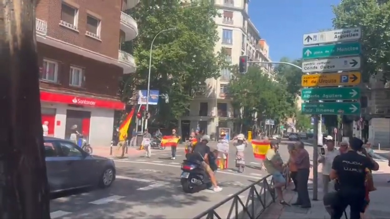 Simpatizantes de la ultraderecha en un paso de cebra en Ferraz.