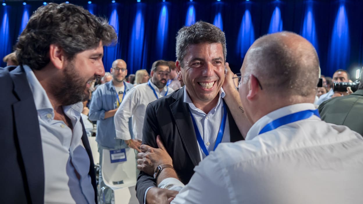 El presidente de la Región de Murcia, Fernando López Miras, el presidente de la Generalitat Valenciana, Carlos Mazón, y el secretario general del PP, Miguel Tellado. EP.