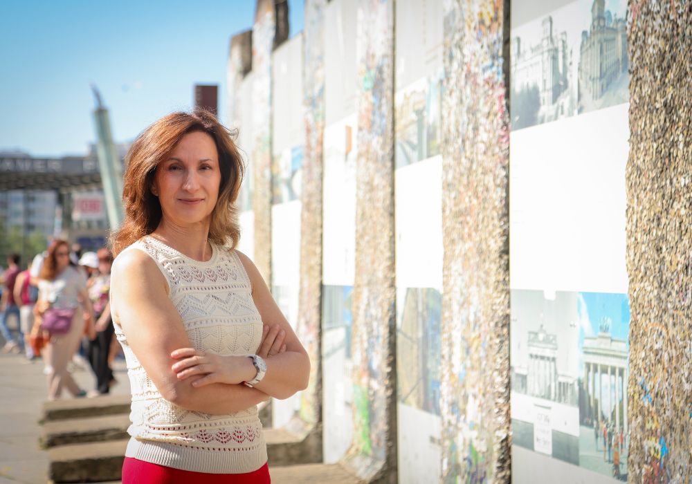 Paloma Sánchez Garnica en la plaza Postdamer de Berlín, donde hay varios monumentos conmemorativos con restos del Muro(Foto: Javier Ocaña)