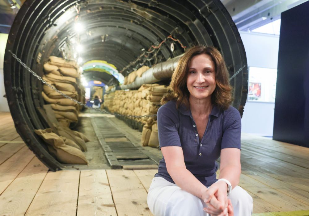 Paloma Sánchez-Garnica posa junto a la sección que se conserva en el Museo de los Aliados de Berlín del Túnel de los Espías (Foto: Javier Ocaña)