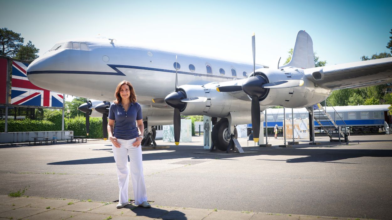 Paloma Sánchez-Garnica en el Museo de los Aliados, donde se puede ver un avión de la RAF (Foto: Javier Ocaña)