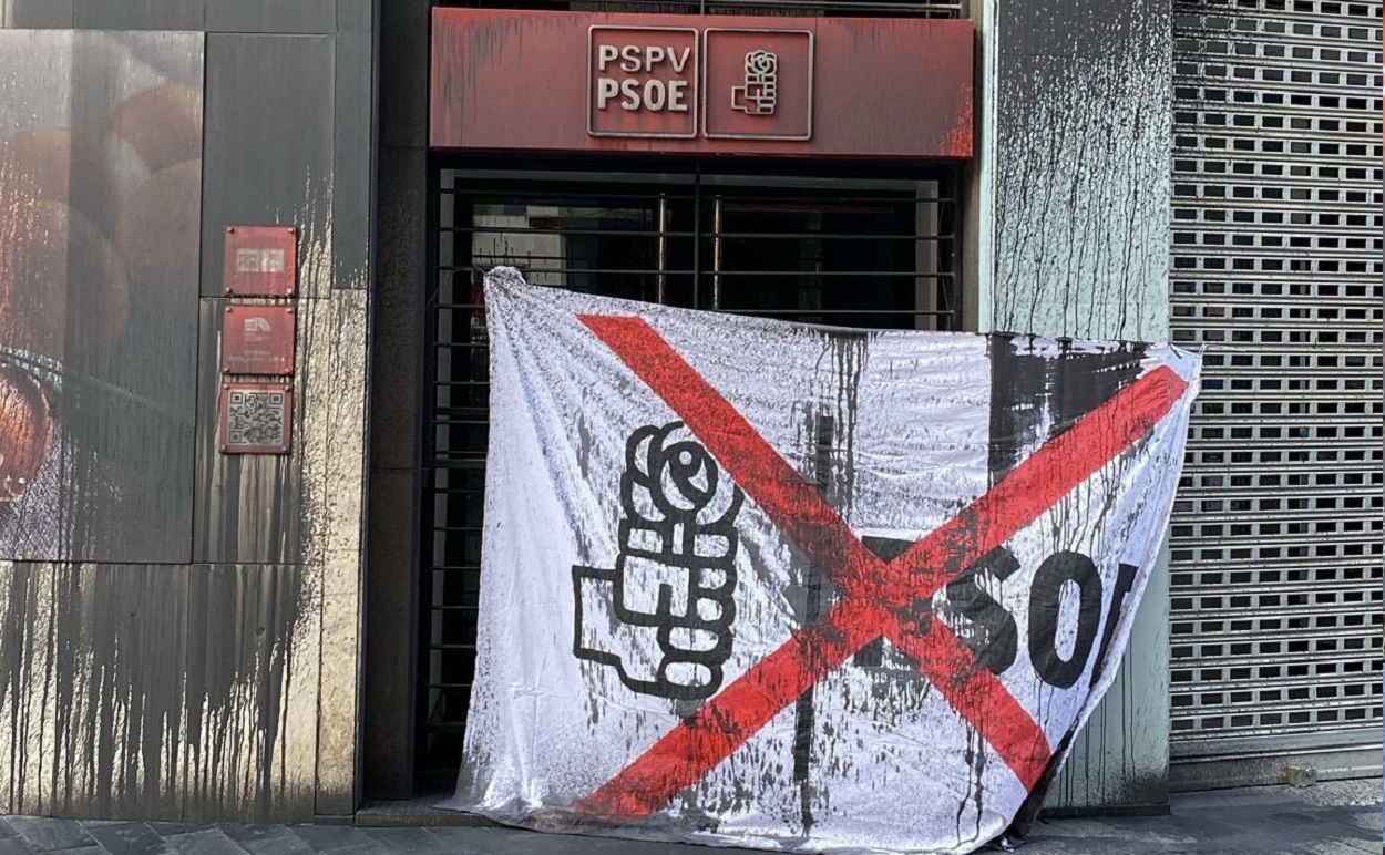 Sede socialista atacada en Valencia. X