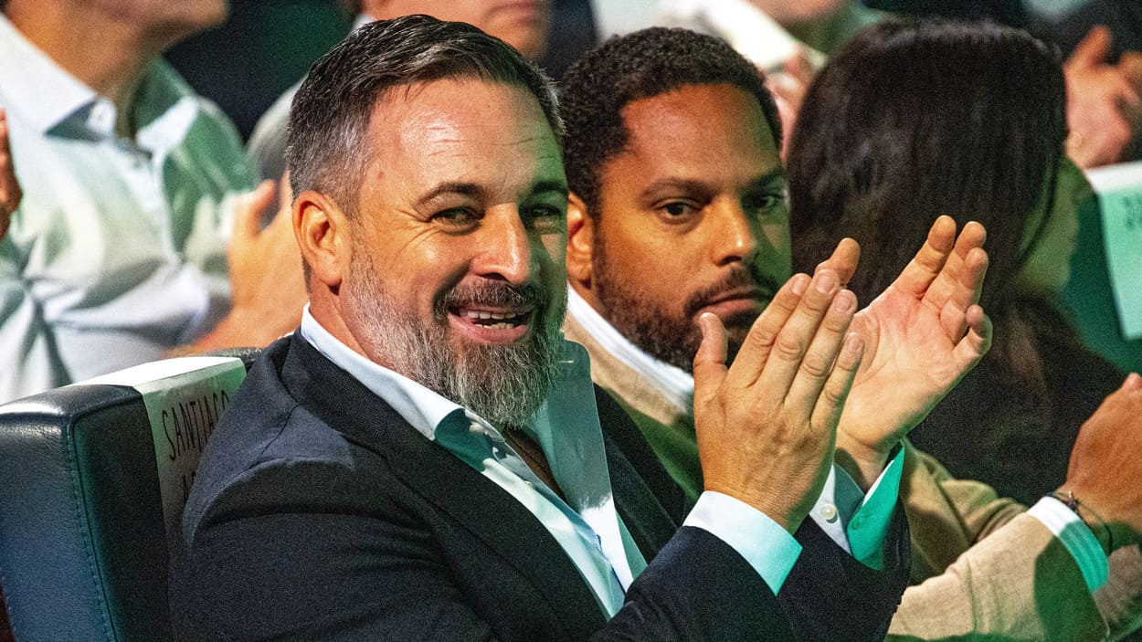El líder de Vox, Santiago Abascal, y el vicepresidente de Vox, Ignacio Garriga, durante la presentación del programa económico y de vivienda de Vox. EP.