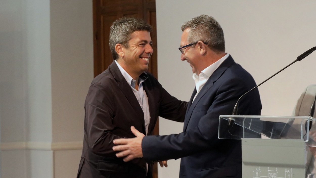 El president de la Comunidad Valenciana, Carlos Mazón, y el alcalde de Benidorm, Toni Pérez. EP.