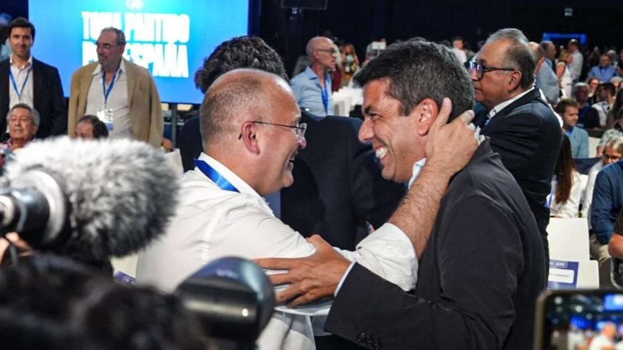 Miguel Tellado (izquierda) y Carlos Mazón se abrazan durante el Congreso del PP. EP.