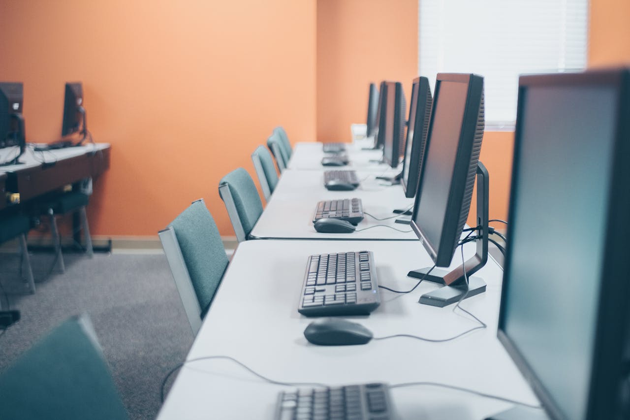 Puestos de trabajo con ordenadores / PEXELS