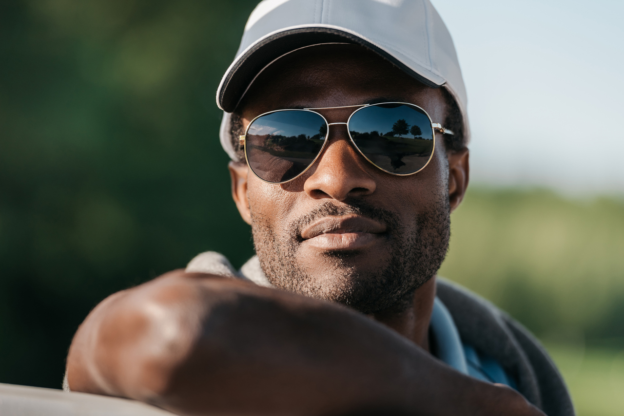 Hombre con gafas de sol y gorra