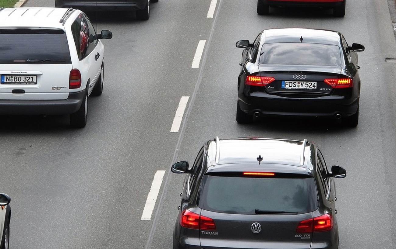 Coches en la carretera. (Foto: Pixabay)