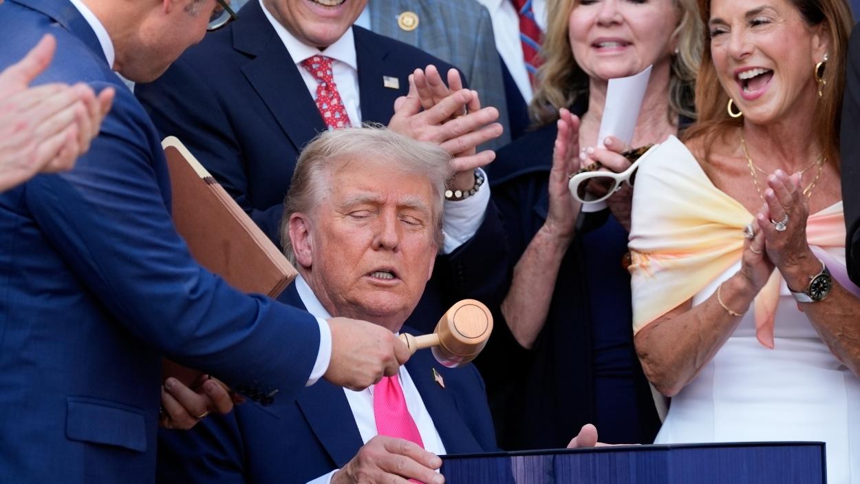 Donald Trump firma la “gran y preciosa” propuesta de ley. EP