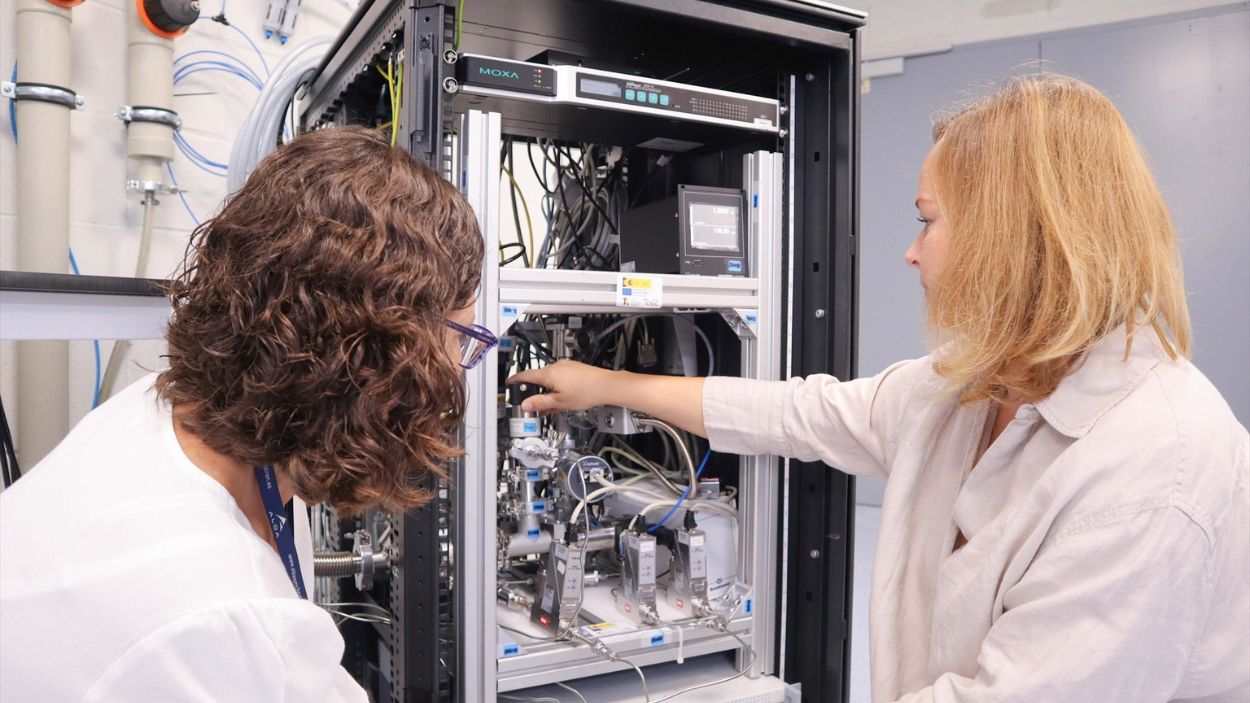 Investigadoras del ICMAB y el ALBA trabajando en laboratorio conjunto
