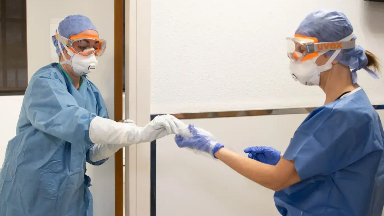 Personal sanitario catalán durante una intervención en entorno hospitalario protegido