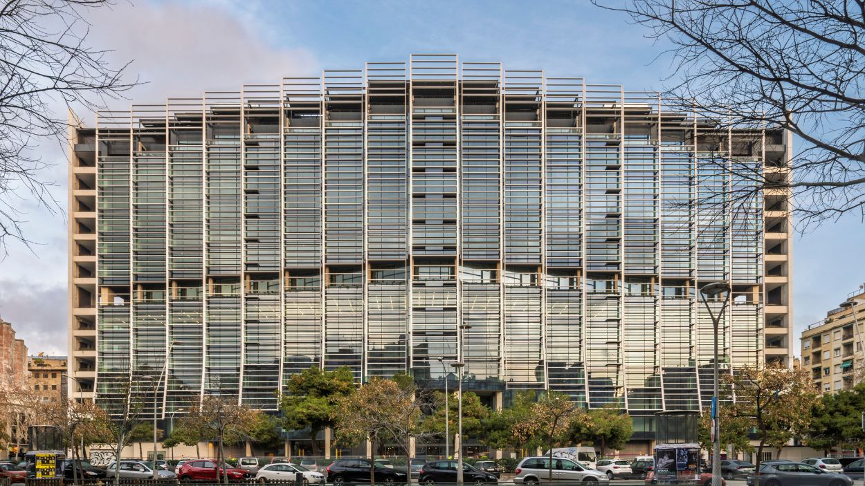 Fachada del Edificio Estel, sede del AstraZeneca Global Hub en Barcelona