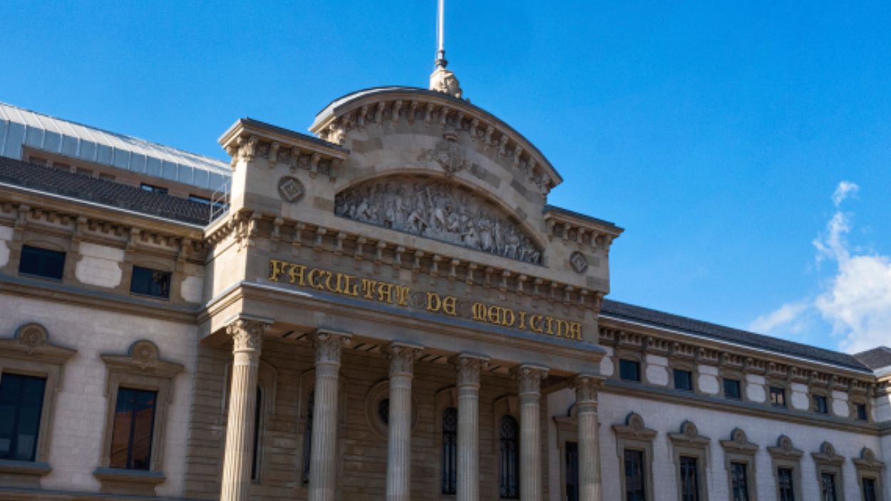 Fachada histórica del actual Hospital Clínic de Barcelona, referente en investigación médica y formación universitaria