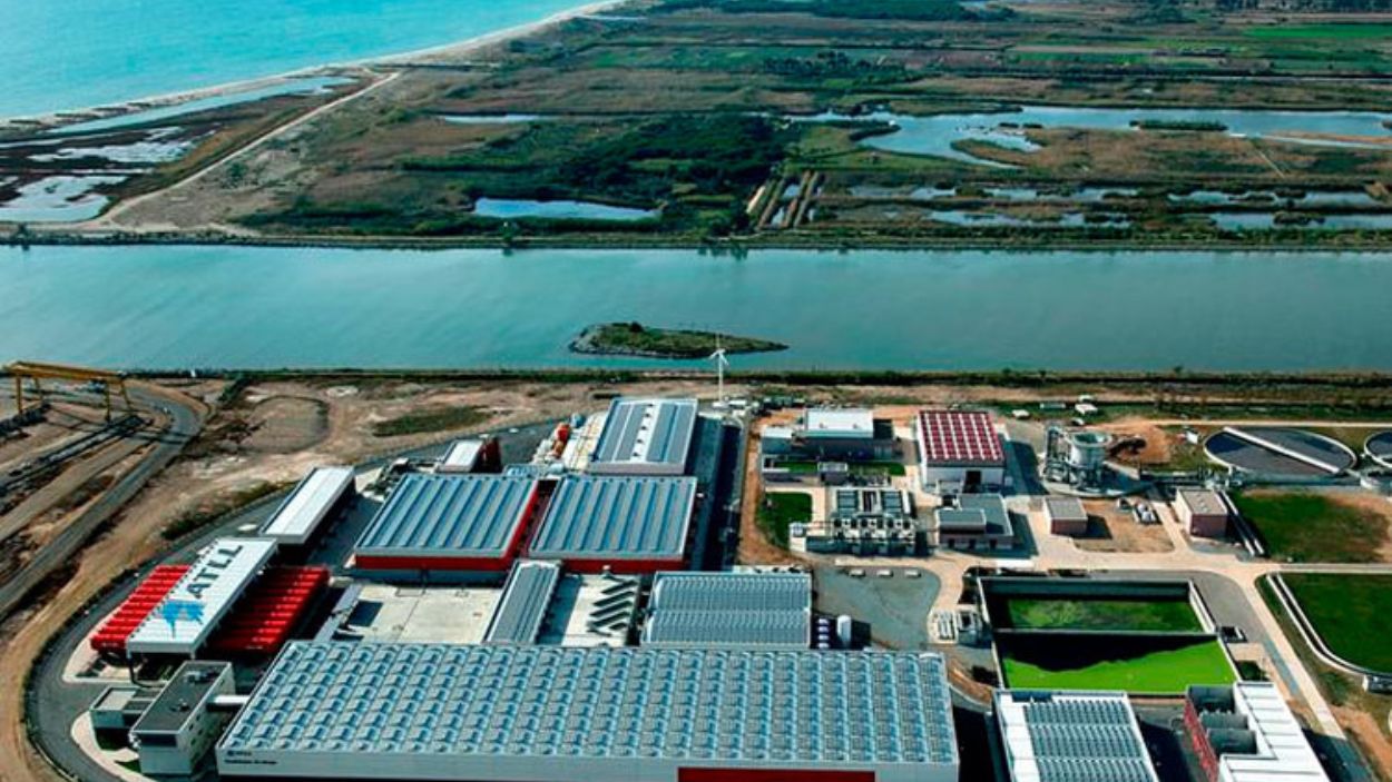 Vista aérea de una planta desalinizadora, clave en la estrategia hídrica de futuro