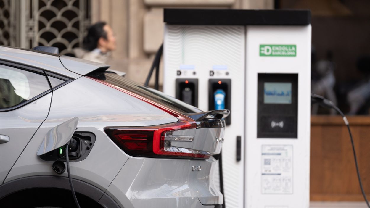 Punto de recarga en Barcelona, ejemplo de movilidad descarbonizada
