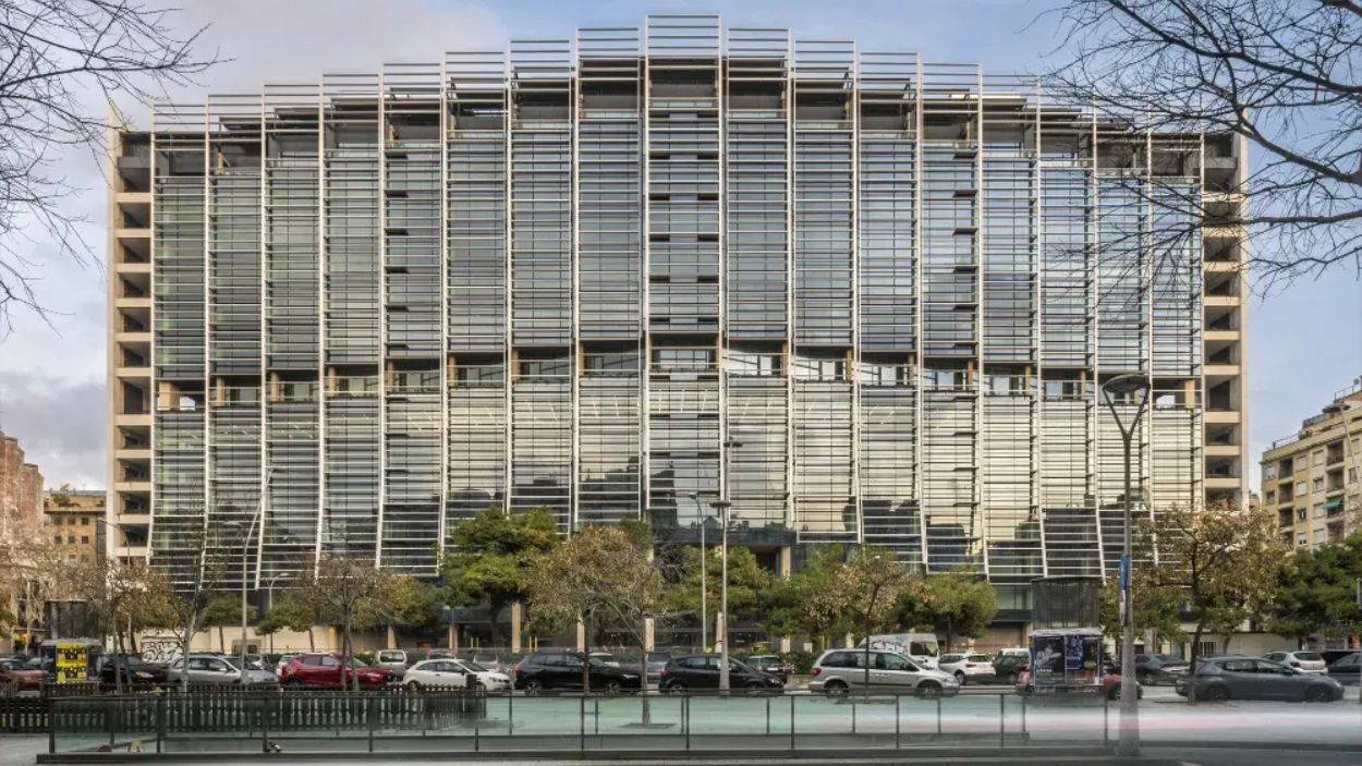 Fachada del edificio Estel, futura sede del hub global de AstraZeneca