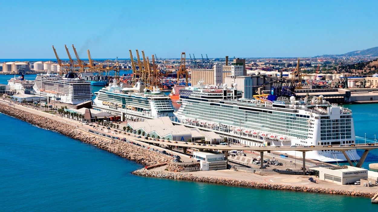 Imagen panorámica del Puerto de Barcelona con cruceros y terminales