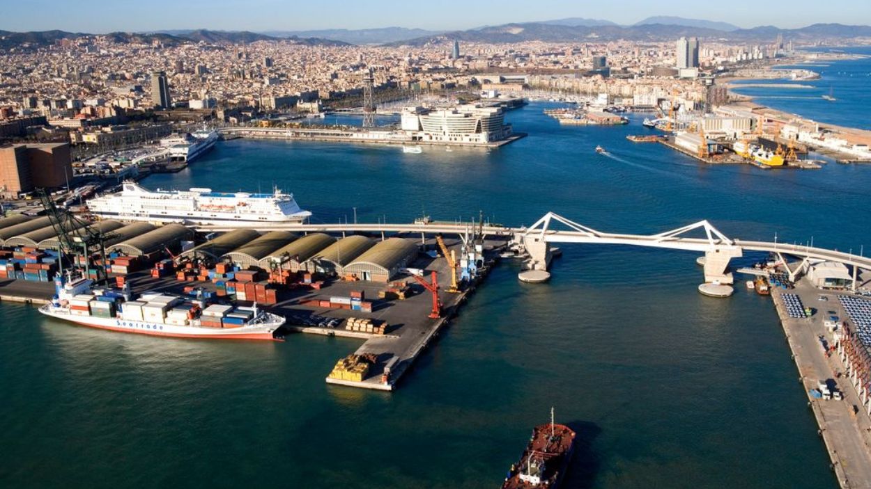 Imagen de la Marina del Port con contenedores y barcos mercantes
