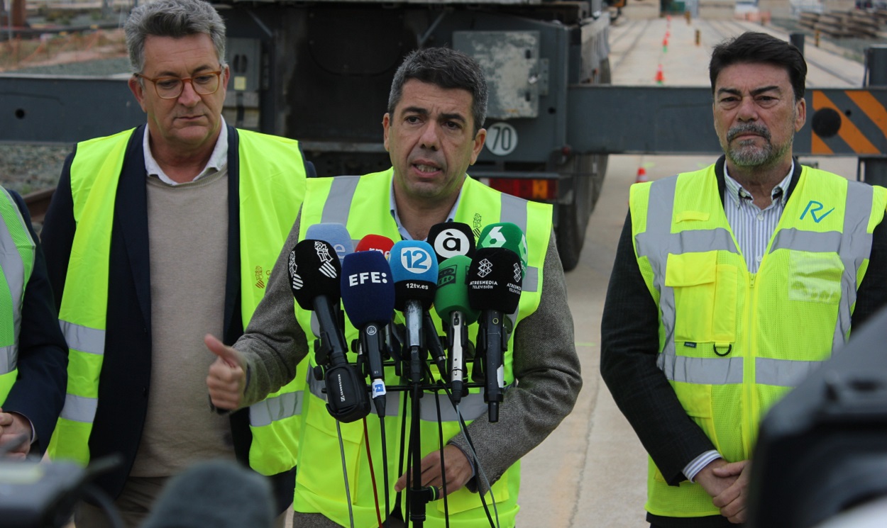 El conseller de infraestructuras, Martínez Mus (i) y el president de la Generalitat Valenciana, Carlos Mazón (centro)