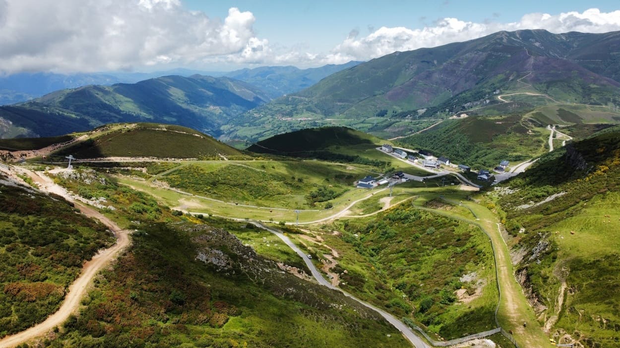 Vista panorámica de Valgrande-Payares en verano, con sus actividades únicas integradas en el paisaje de la Cordillera Cantábrica, que ofrece una alternativa natural al turismo tradicional de sol y playa. Gobierno del Principado de Asturias