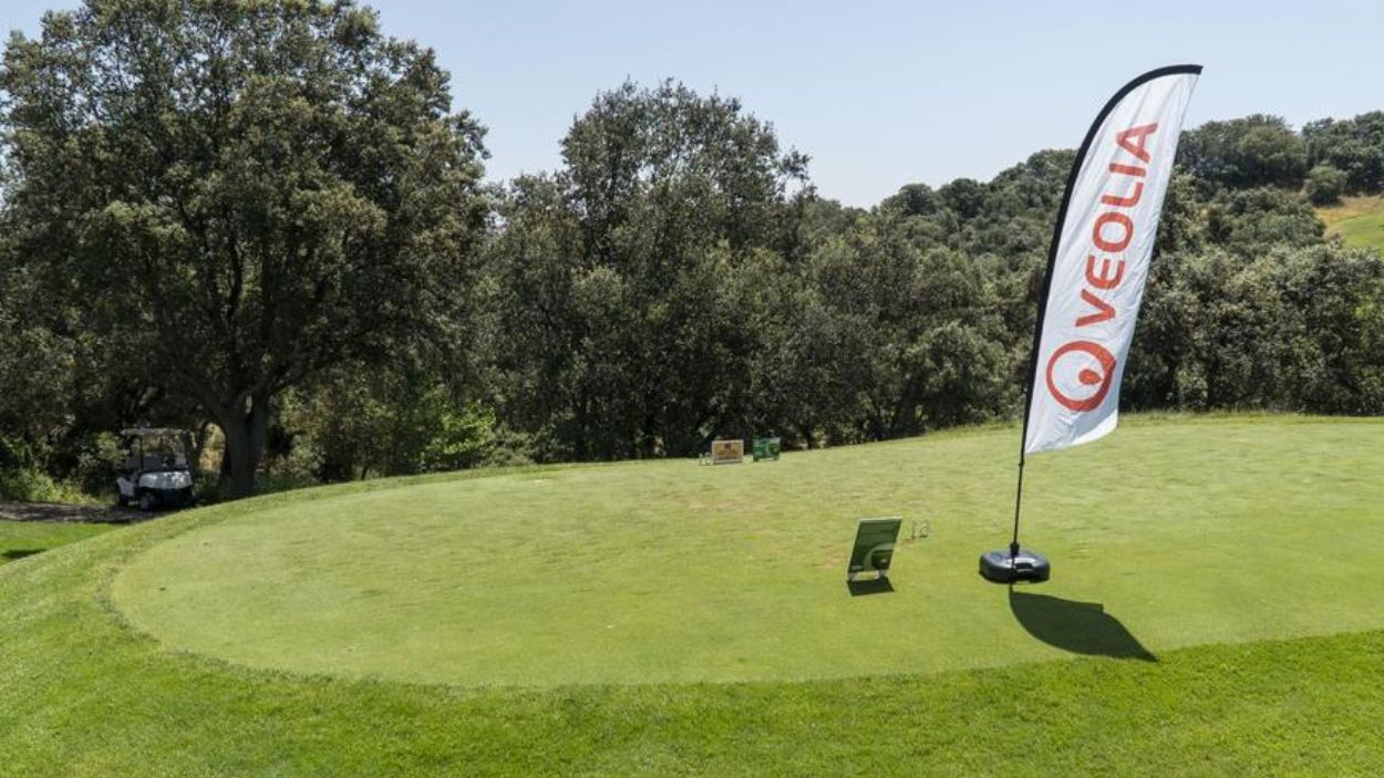 Veolia, líder mundial en descarbonización, economía circular y optimización de los recursos, se une al Circuito Premium Mahou San Miguel by Gambito Golf para presentar una innovadora iniciativa sostenible: el Hoyo Cero Emisiones
